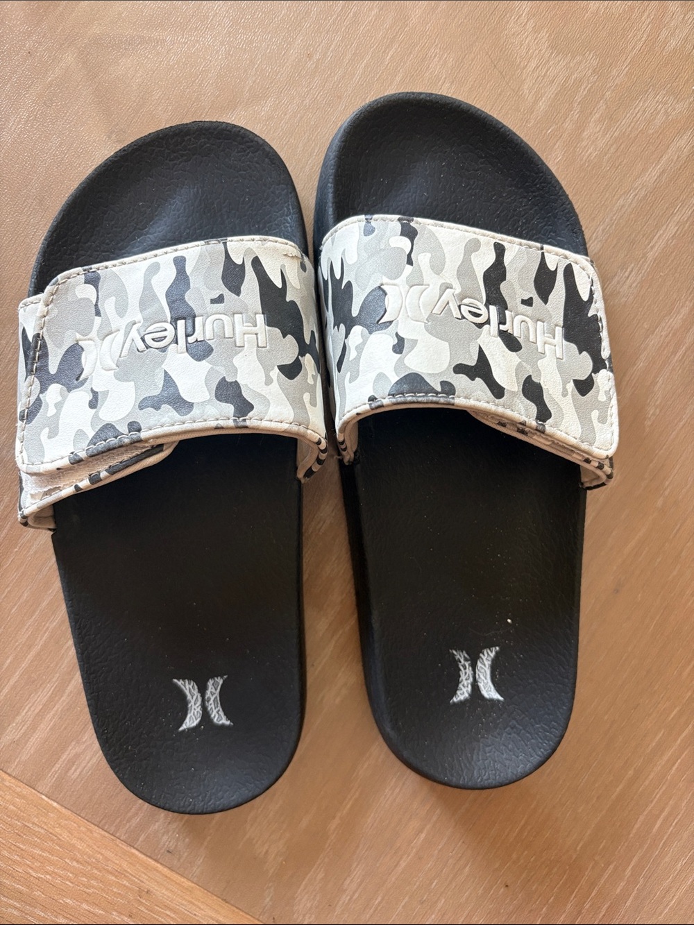 Hurley Kids Black Footbed with Gray Camo Adjustable Strap Slides